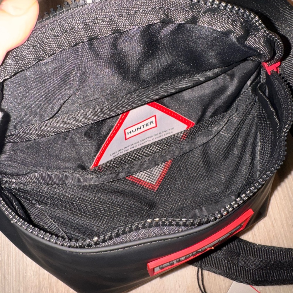 HUNTER BOOTS: Fanny Pack - Picture 4 of 5
